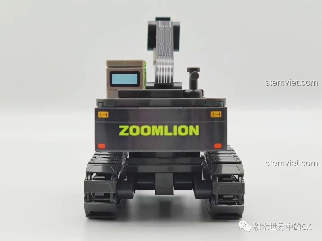 Cận cảnh thân xe xúc đất SEMBO 705103 Zoomlion, với các chi tiết đồ họa và hệ thống bánh xích, thể hiện sự tinh xảo trong thiết kế.