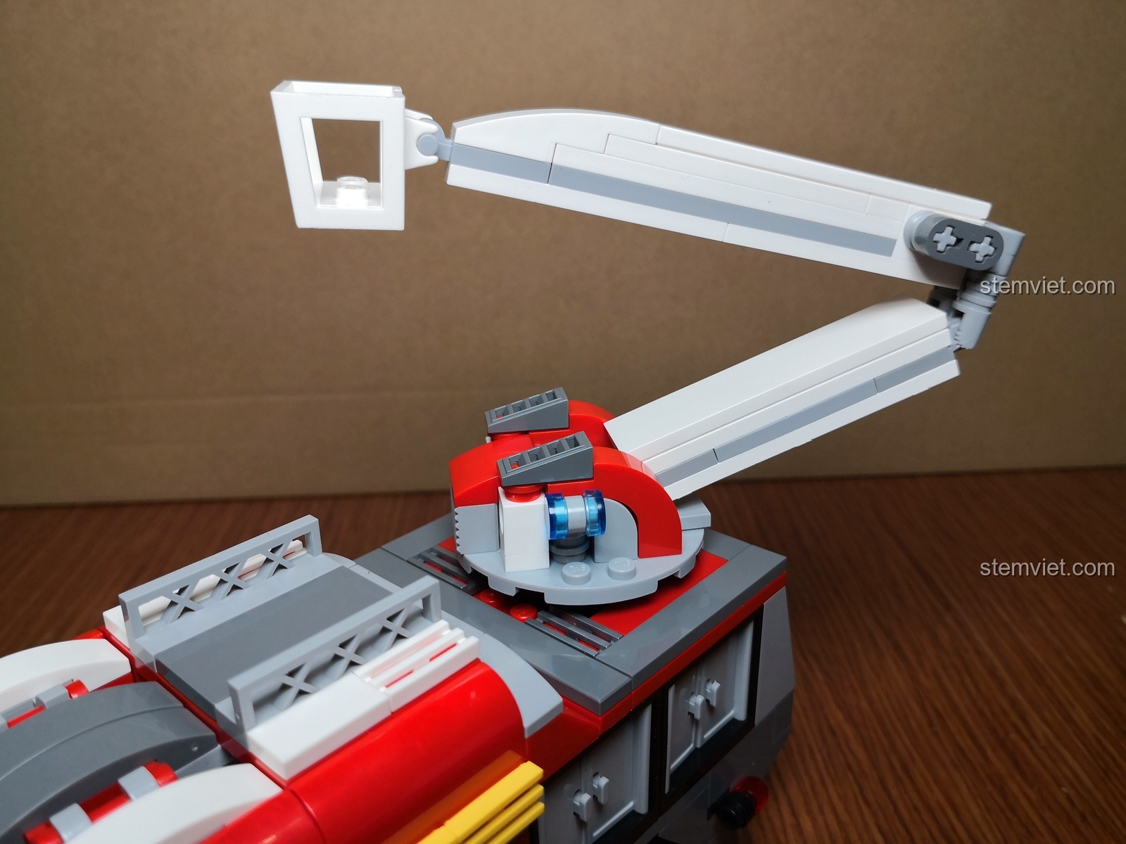 Đánh giá QMAN 2809 Phương tiện cứu hộ sân bay: chi tiết thang cứu hỏa có thể gập mở.