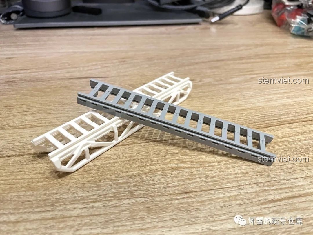 Chi tiết thang cứu hỏa có thể kéo dài trong bộ đồ chơi xây dựng QMAN 2807, gồm hai phần lồng vào nhau.