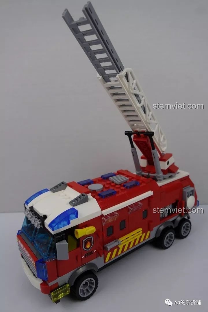 Mô hình xe cứu hỏa QMAN 2807 với chiếc thang được nâng lên và kéo dài, thể hiện tính năng cứu hộ trên cao.