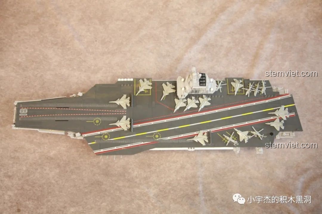 Thang máy nâng máy bay ở phía sau của mô hình Sluban M38-B1188 Tàu Sân Bay Phúc Kiến, với một máy bay trên đó.