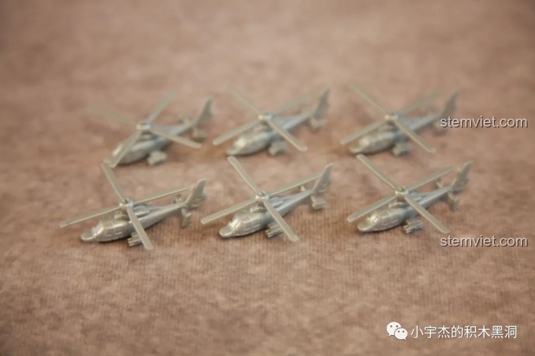 Thang máy nâng máy bay ở phía trước của mô hình Sluban M38-B1188 Tàu Sân Bay Phúc Kiến, với một máy bay trên đó.