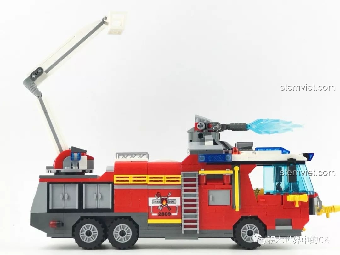 Xe cứu hỏa QMAN 2809 với thang nâng vươn dài đến đỉnh tháp điều khiển không lưu đang cháy.