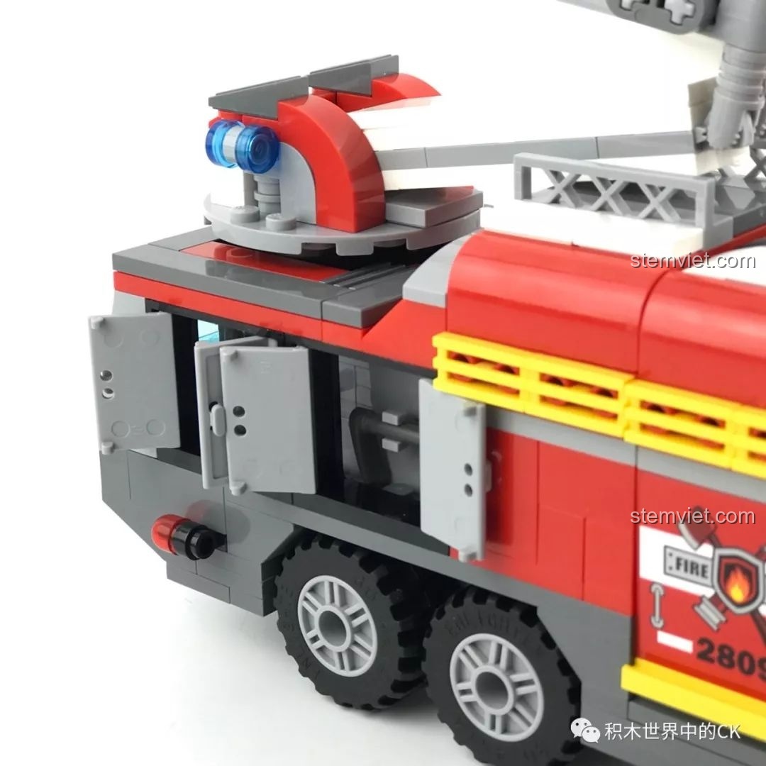 Thang nâng trên xe cứu hỏa QMAN 2809 được nâng lên, sử dụng khớp nối bánh răng chắc chắn.