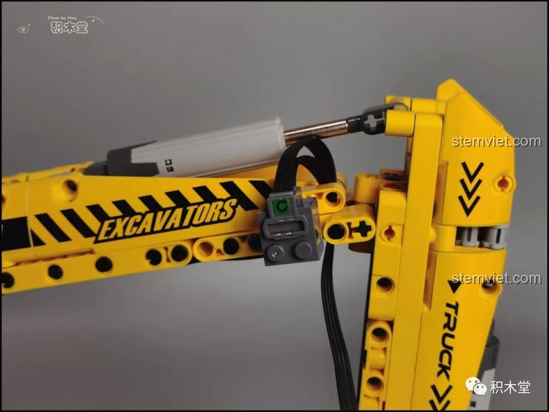 Chi tiết buồng lái và các thanh bảo vệ của máy xúc Taigaole T4001.