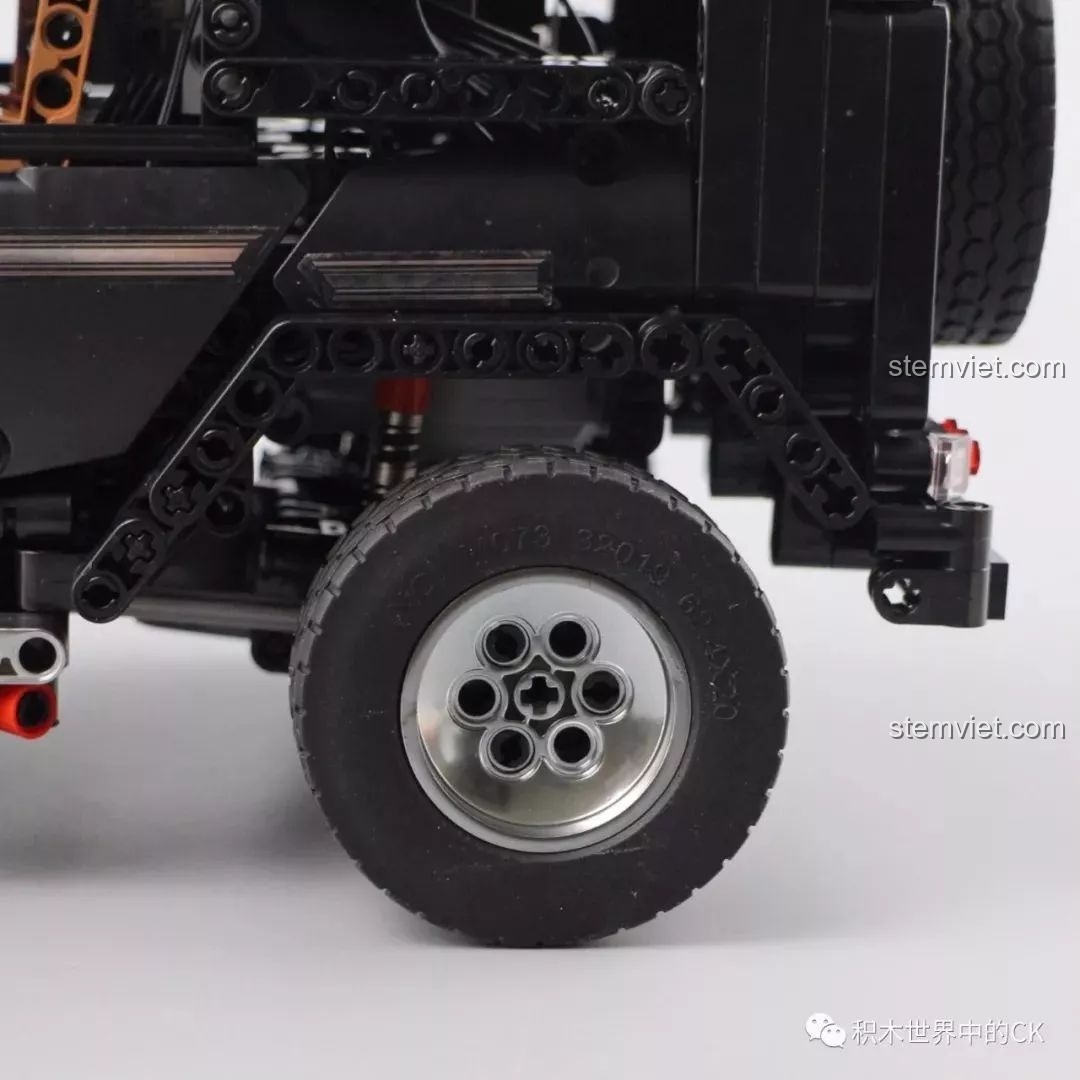 Thanh beam 15 lỗ được sơn màu bạc sáng bóng, tạo điểm nhấn cho phần bậc lên xuống của xe Mould King 13070.