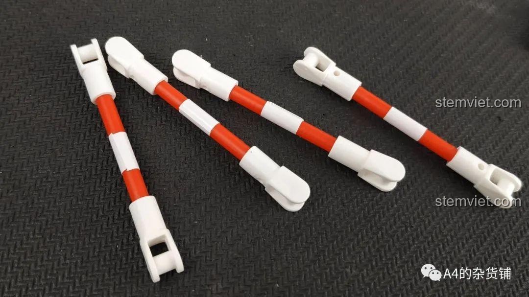 Các thanh chắn bảo vệ hai bên hông xe tải Sluban B0780 với sticker sọc đỏ trắng.