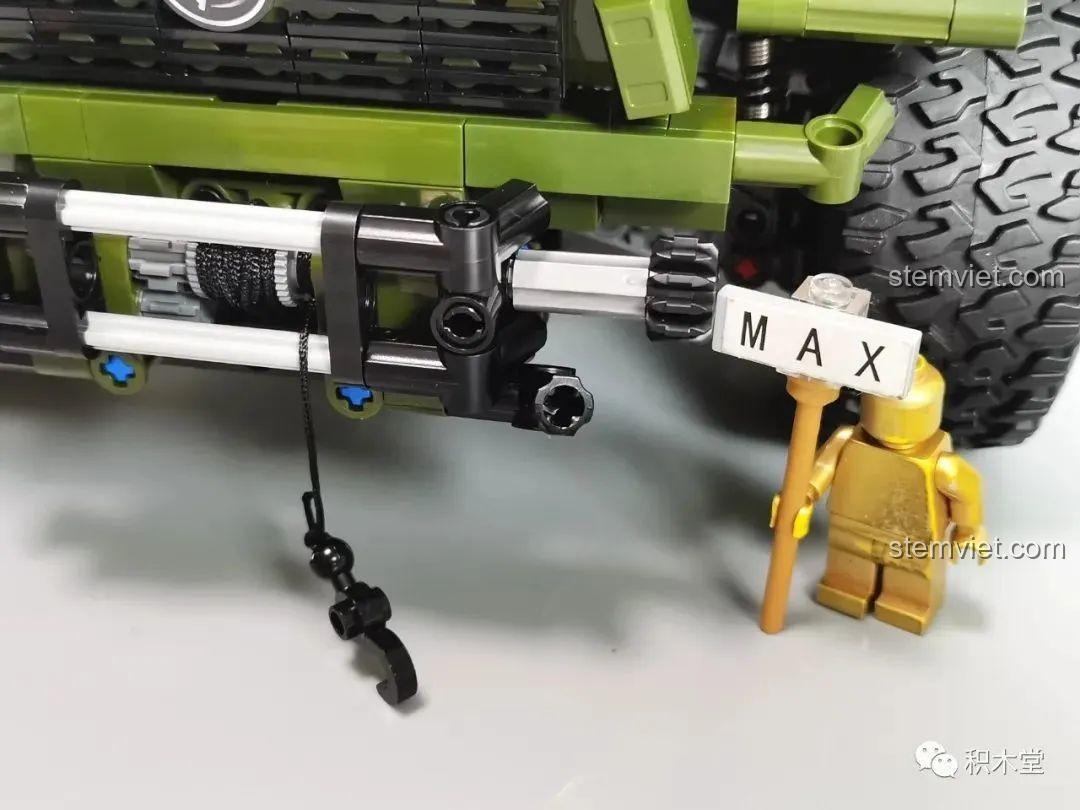 Thanh chống giúp cố định nắp capo của Xe Jeep Quân Sự Mạnh Mẽ Taigaole T4015 khi mở, tiện lợi cho việc trưng bày động cơ.