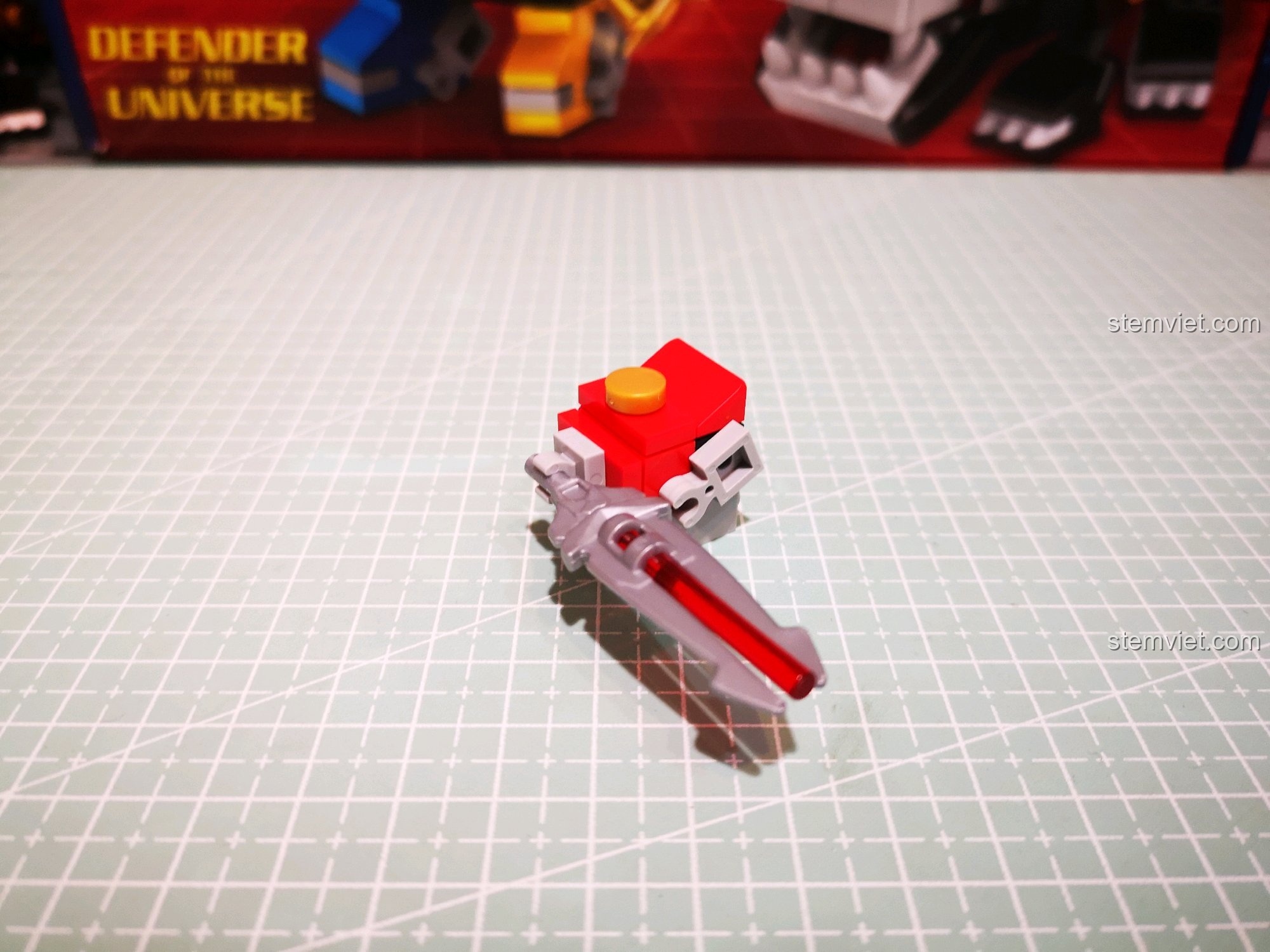 Cận cảnh thanh gươm ánh sáng của Voltron với chi tiết nhựa trong suốt.