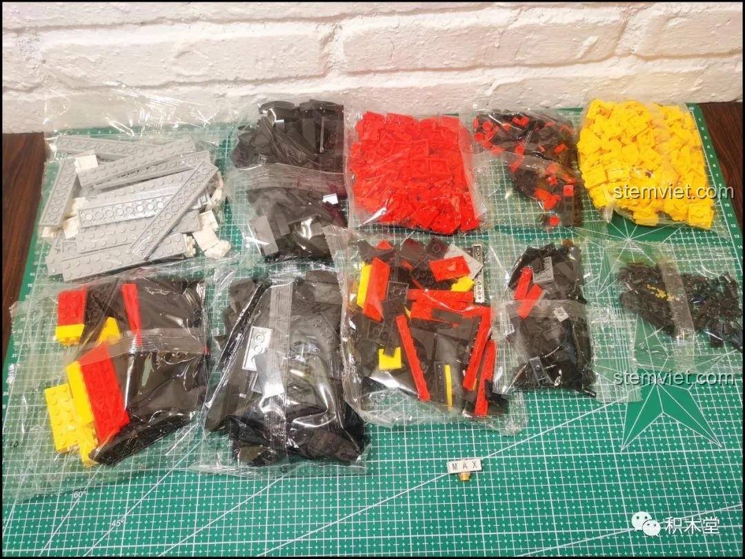 Toàn bộ 10 túi mảnh ghép của bộ lắp ráp Thanh kiếm Thiên Tỏa Trảm Nguyệt DK1501 được bày ra.