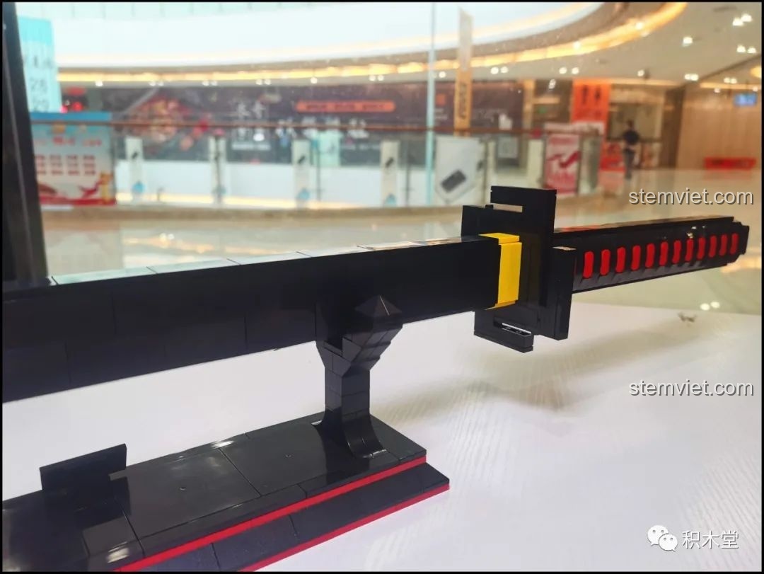 Cận cảnh phần hộ thủ và chuôi kiếm của mô hình Thanh kiếm Thiên Tỏa Trảm Nguyệt DK1501.