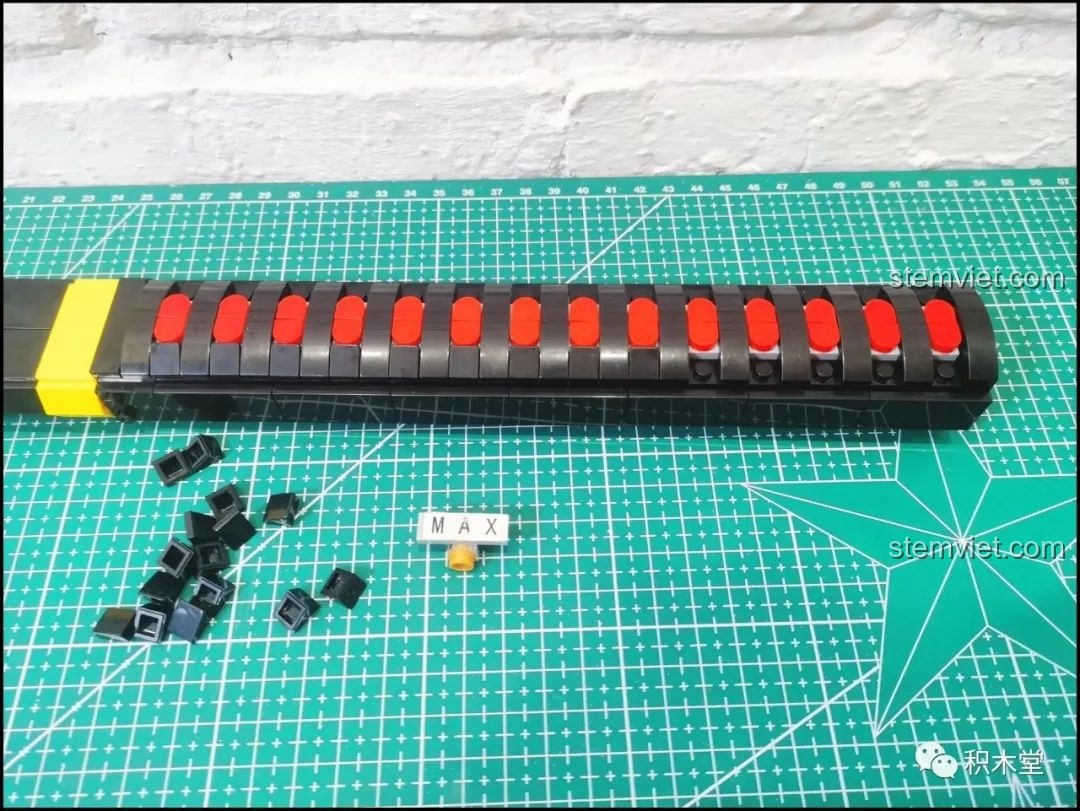 Cận cảnh phần chuôi kiếm của bộ lắp ráp Thanh kiếm Thiên Tỏa Trảm Nguyệt DK1501 với các chi tiết đỏ.