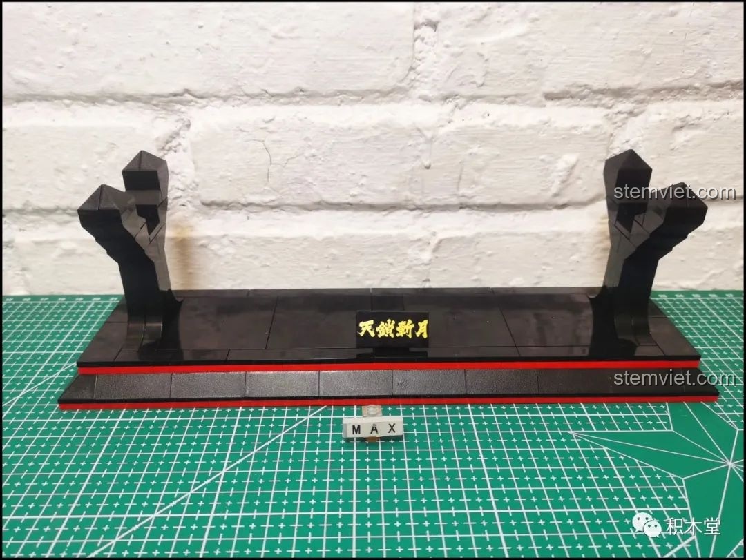 Giá đỡ kiếm của bộ lắp ráp Thanh kiếm Thiên Tỏa Trảm Nguyệt DK1501 đã hoàn thành, màu đen và đỏ.