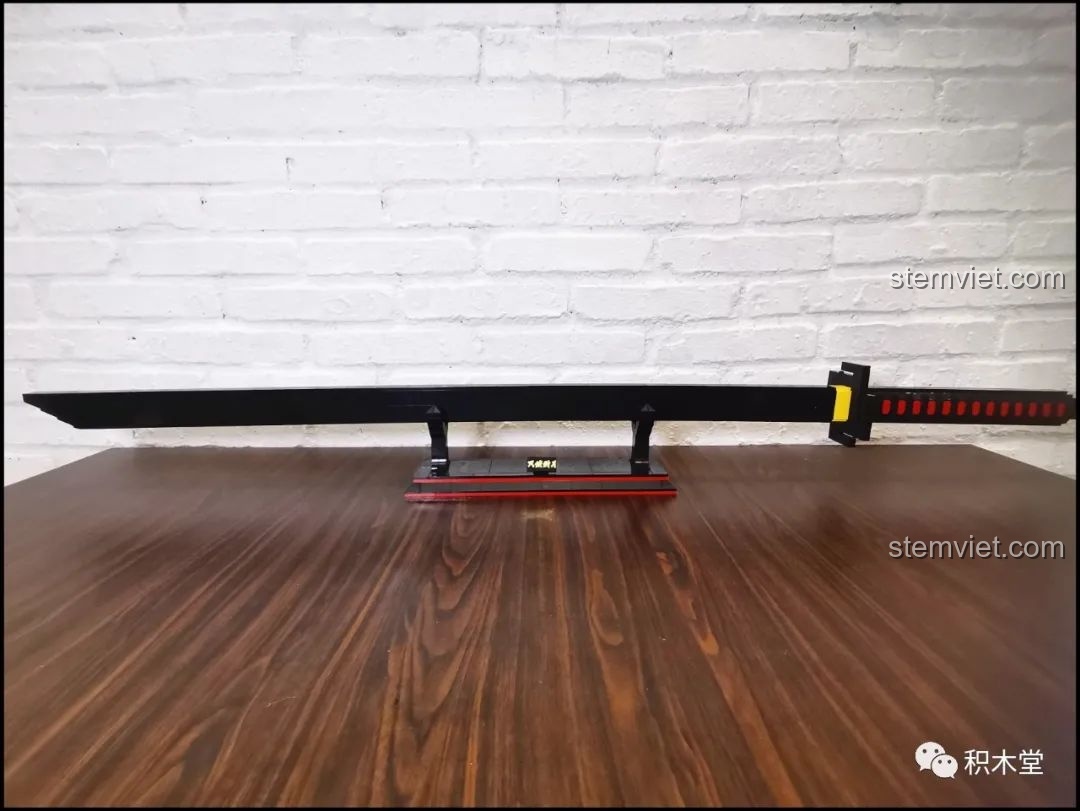 Mô hình Thanh kiếm Thiên Tỏa Trảm Nguyệt DK1501 đã hoàn thành, đặt trên giá đỡ màu đen và đỏ.