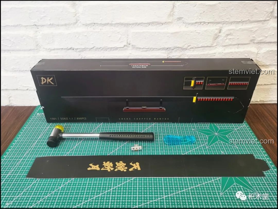 Hộp màu đen của bộ lắp ráp Thanh kiếm Thiên Tỏa Trảm Nguyệt DK1501 với hình ảnh kiếm và dụng cụ hỗ trợ.
