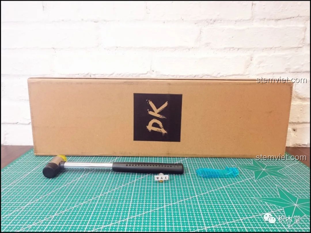 Hộp sản phẩm bộ lắp ráp Thanh kiếm Thiên Tỏa Trảm Nguyệt DK1501 màu nâu đơn giản, cùng búa và dụng cụ tháo gỡ.