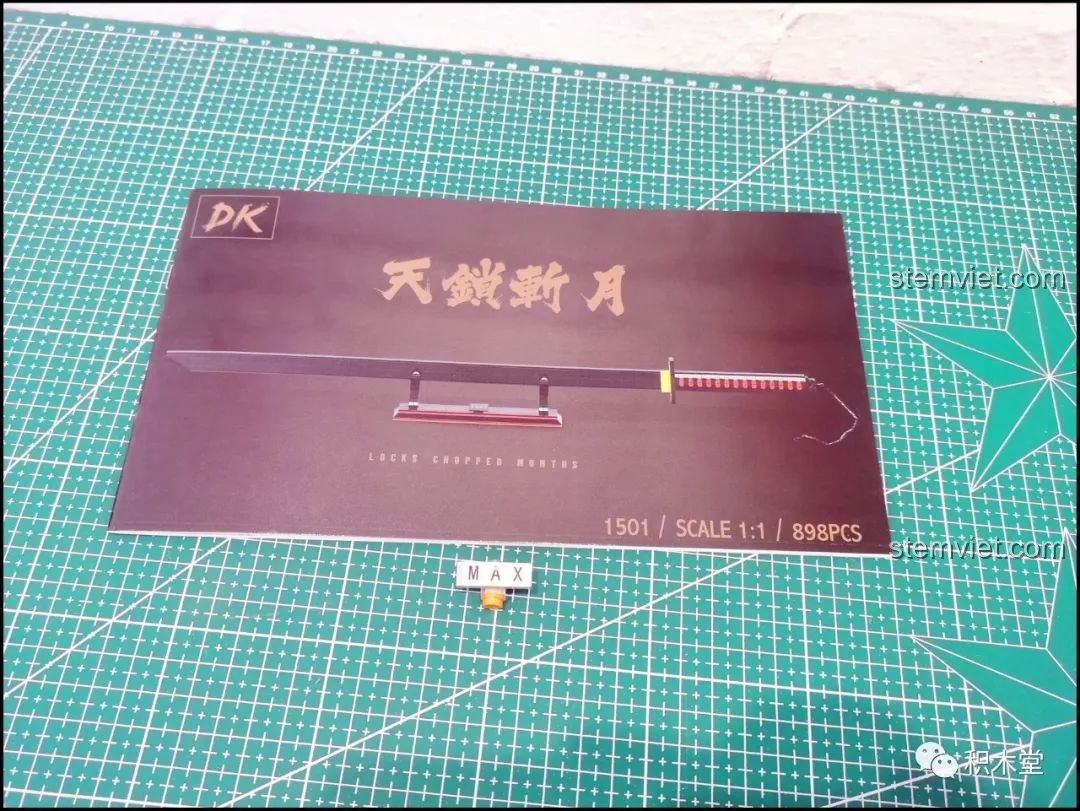 Sách hướng dẫn lắp ráp bộ Thanh kiếm Thiên Tỏa Trảm Nguyệt DK1501, minh họa rõ ràng các bước.