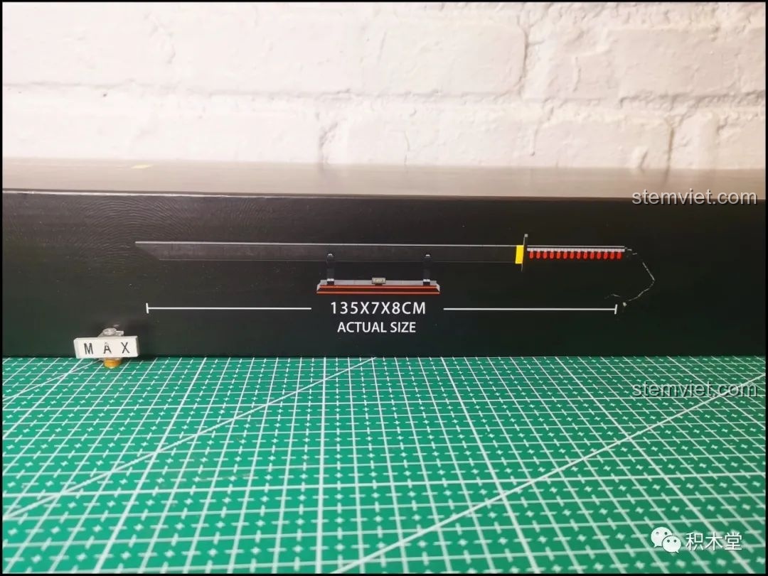 Chi tiết kích thước 135x7x8cm của mô hình Thanh kiếm Thiên Tỏa Trảm Nguyệt DK1501 trên hộp sản phẩm.