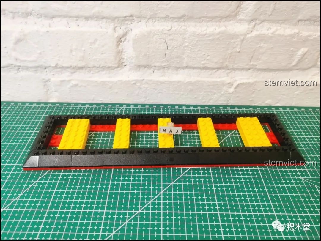 Quá trình lắp ráp phần đế của giá đỡ kiếm trong bộ Thanh kiếm Thiên Tỏa Trảm Nguyệt DK1501.