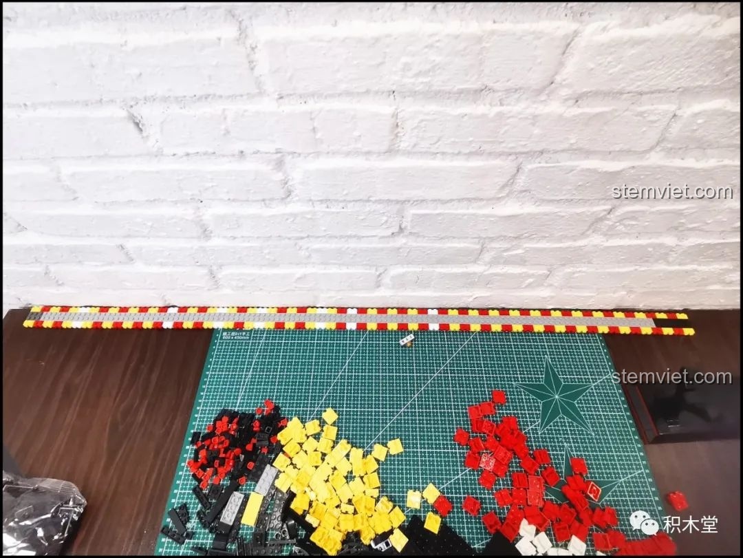 Quá trình lắp ráp phần thân kiếm dài của bộ Thanh kiếm Thiên Tỏa Trảm Nguyệt DK1501, với các mảnh ghép màu.