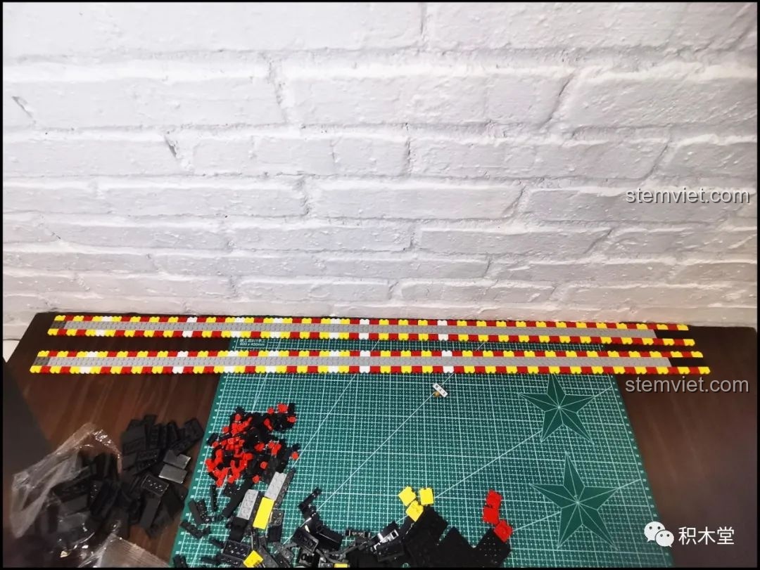 Hai phần thân kiếm của bộ lắp ráp Thanh kiếm Thiên Tỏa Trảm Nguyệt DK1501 đang được lắp song song.