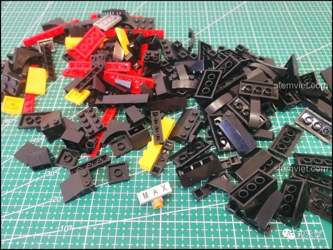 Các mảnh ghép rời của bộ lắp ráp Thanh kiếm Thiên Tỏa Trảm Nguyệt DK1501 với nhiều màu sắc khác nhau.