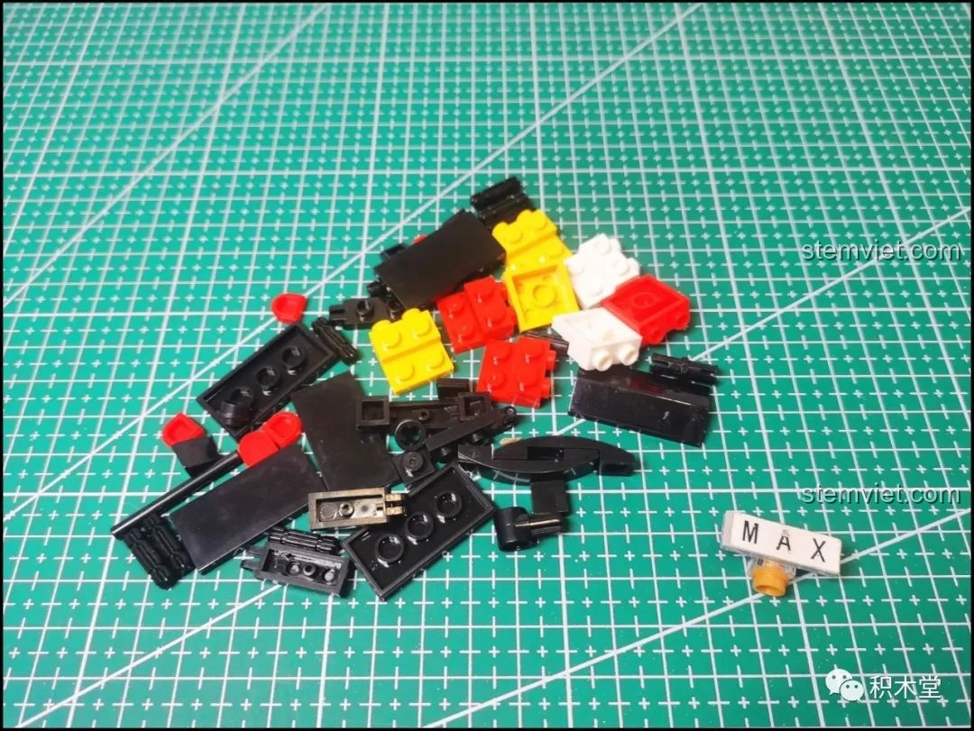 Các mảnh ghép còn thừa sau khi hoàn thành bộ lắp ráp Thanh kiếm Thiên Tỏa Trảm Nguyệt DK1501.