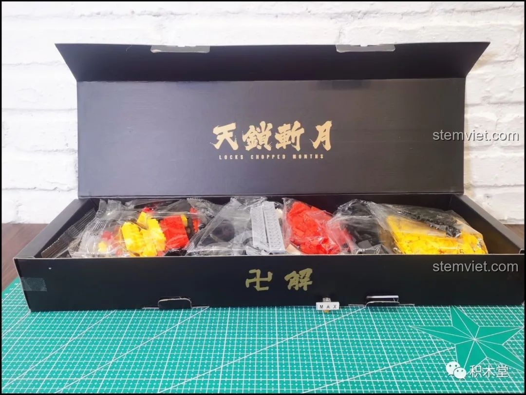 Hộp bộ lắp ráp Thanh kiếm Thiên Tỏa Trảm Nguyệt DK1501 mở ra, lộ các túi mảnh ghép bên trong.