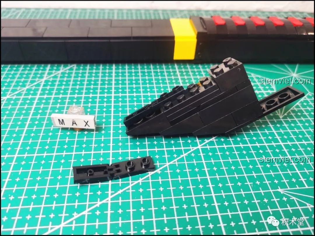 Cấu trúc mũi kiếm của bộ lắp ráp Thanh kiếm Thiên Tỏa Trảm Nguyệt DK1501, thể hiện sự khéo léo trong thiết kế.