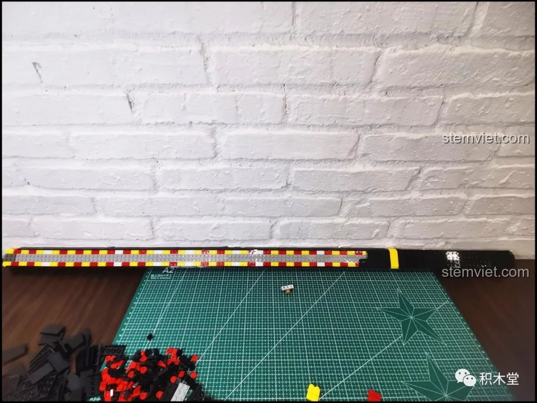 Thân kiếm của bộ lắp ráp Thanh kiếm Thiên Tỏa Trảm Nguyệt DK1501 đã được phủ các tấm panel đen.