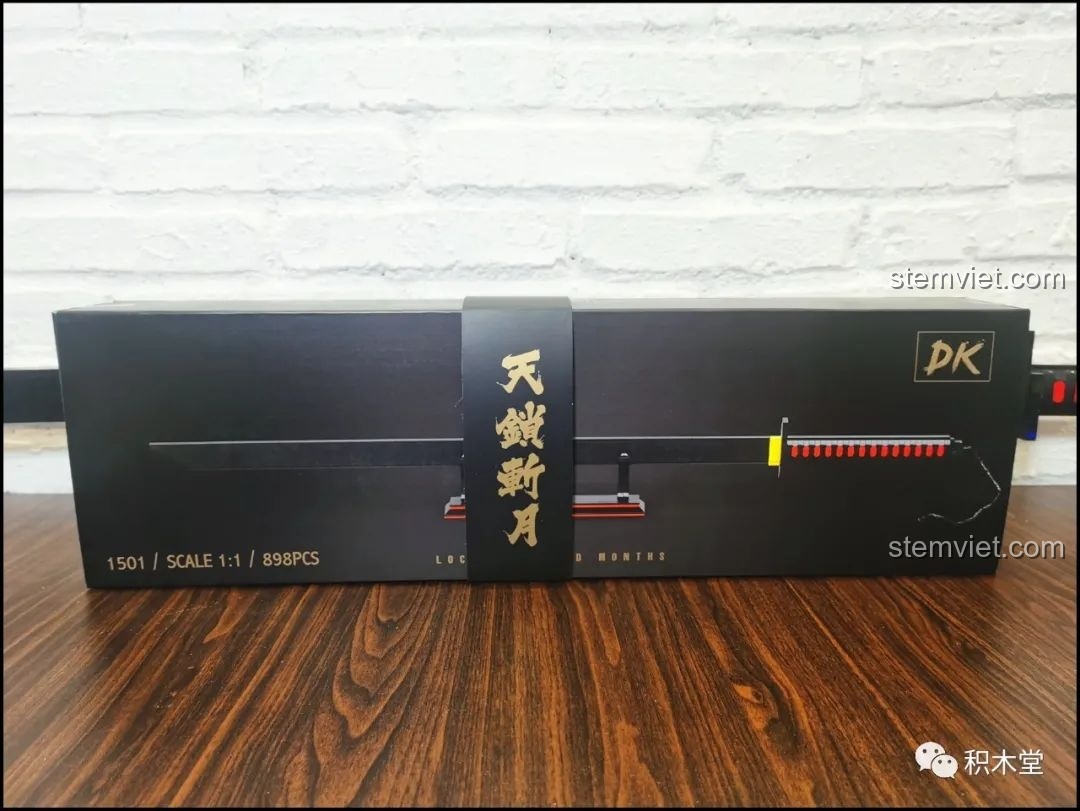 Thanh kiếm Thiên Tỏa Trảm Nguyệt DK1501 được đặt trong hộp sản phẩm, với dải giấy ngang.