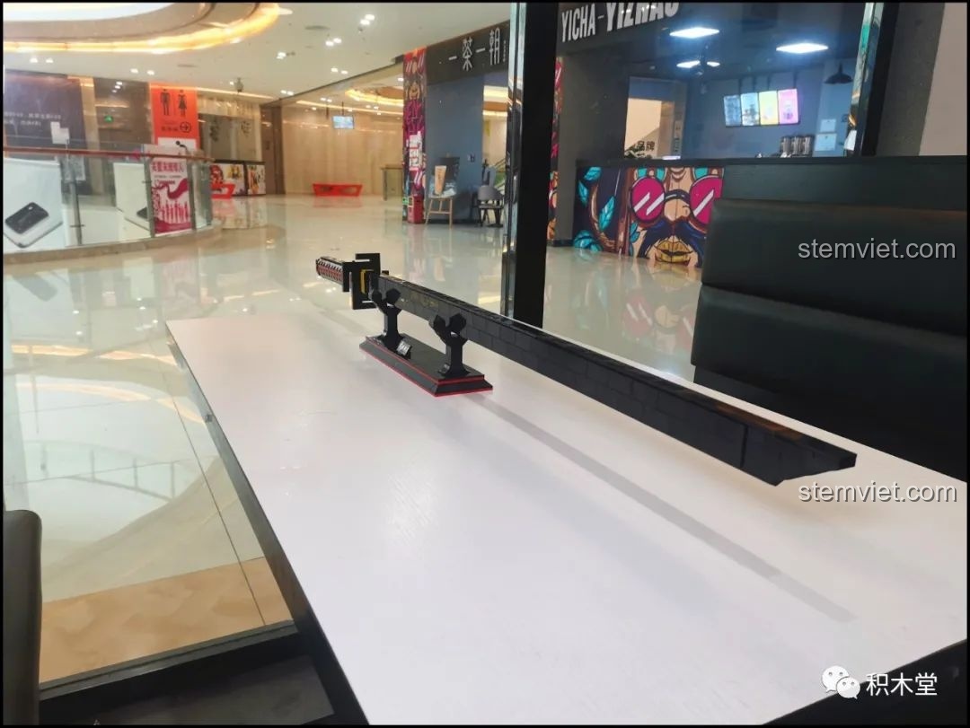 Thanh kiếm Thiên Tỏa Trảm Nguyệt DK1501 được trưng bày trên bàn trắng trong một trung tâm thương mại.