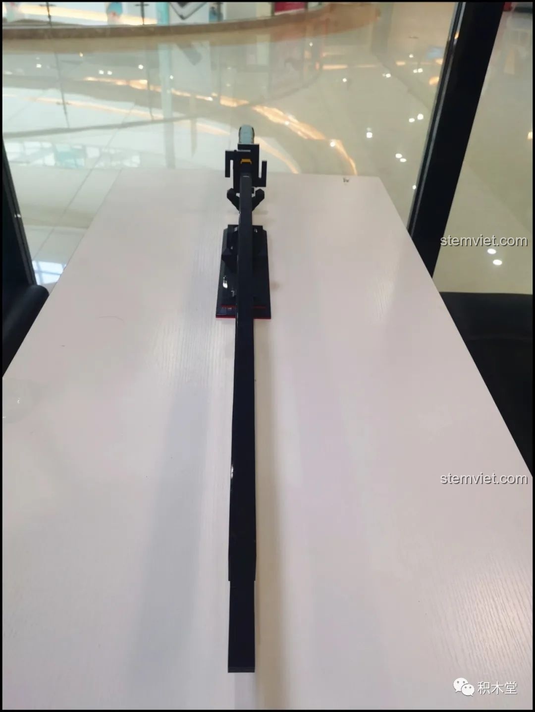 Góc nhìn từ trên xuống của mô hình Thanh kiếm Thiên Tỏa Trảm Nguyệt DK1501, đặt trên bàn trắng.