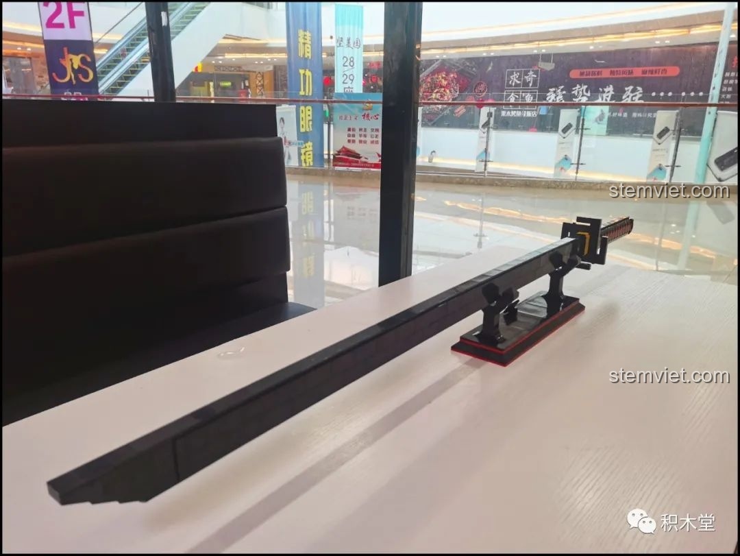 Mô hình Thanh kiếm Thiên Tỏa Trảm Nguyệt DK1501 đặt trên bàn trắng, nhìn từ góc nghiêng.