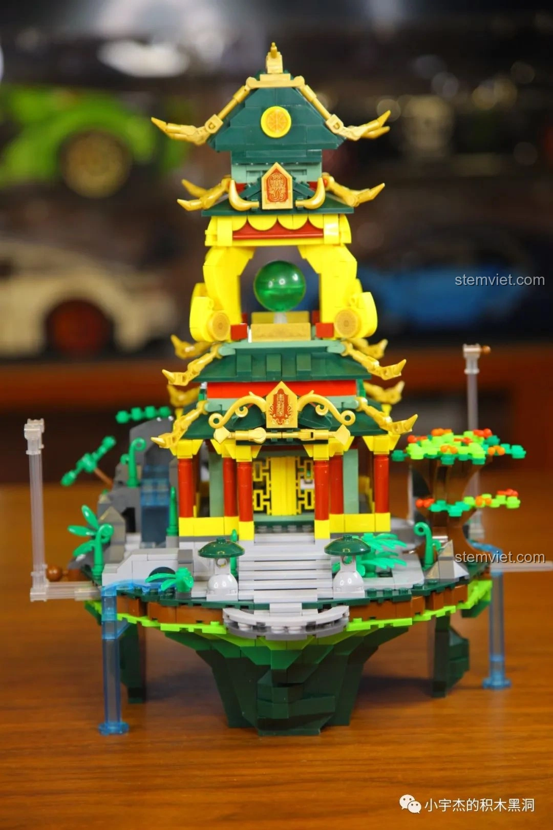 Mô hình Thanh Long Các Sluban M38-B0936 nhìn từ góc nghiêng, hiển thị các tầng mái và chi tiết.