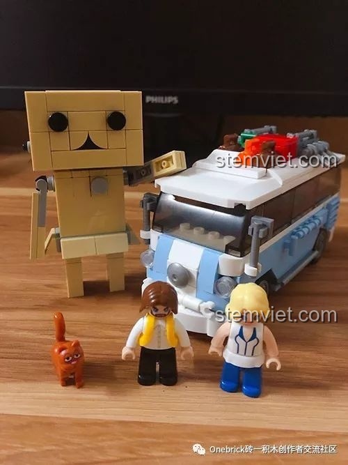 Ảnh chụp thành phẩm bộ lắp ráp Xe Van Cắm Trại T1 M38-B0707 với hai minifigures và một chú mèo, một lựa chọn quà tặng tuyệt vời cho bé gái.