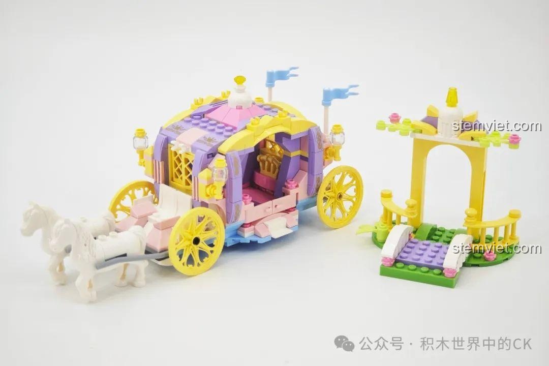 Toàn cảnh thành phẩm bộ lắp ghép Xe Ngựa Dạo Chơi Của Công Chúa Keeppley, bao gồm cỗ xe, ngựa và tiểu cảnh.