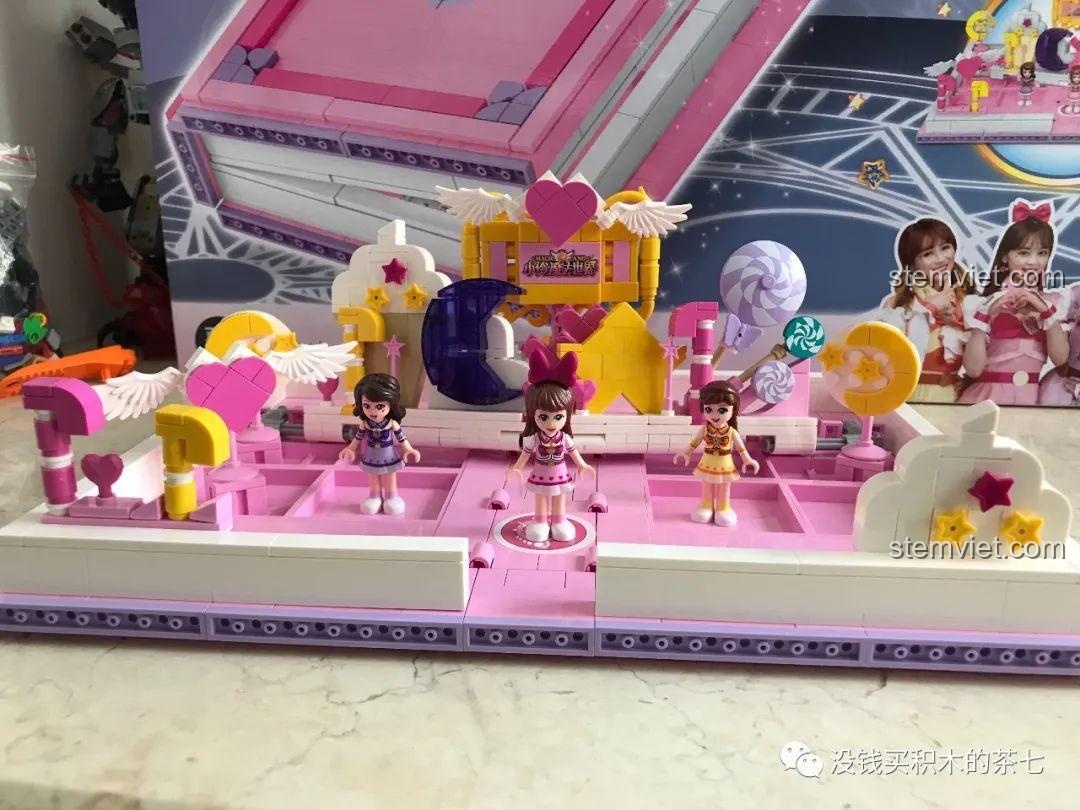 Thành phẩm cuối cùng của bộ SEMBO 604002 với sân khấu mở rộng và 3 minifigures.