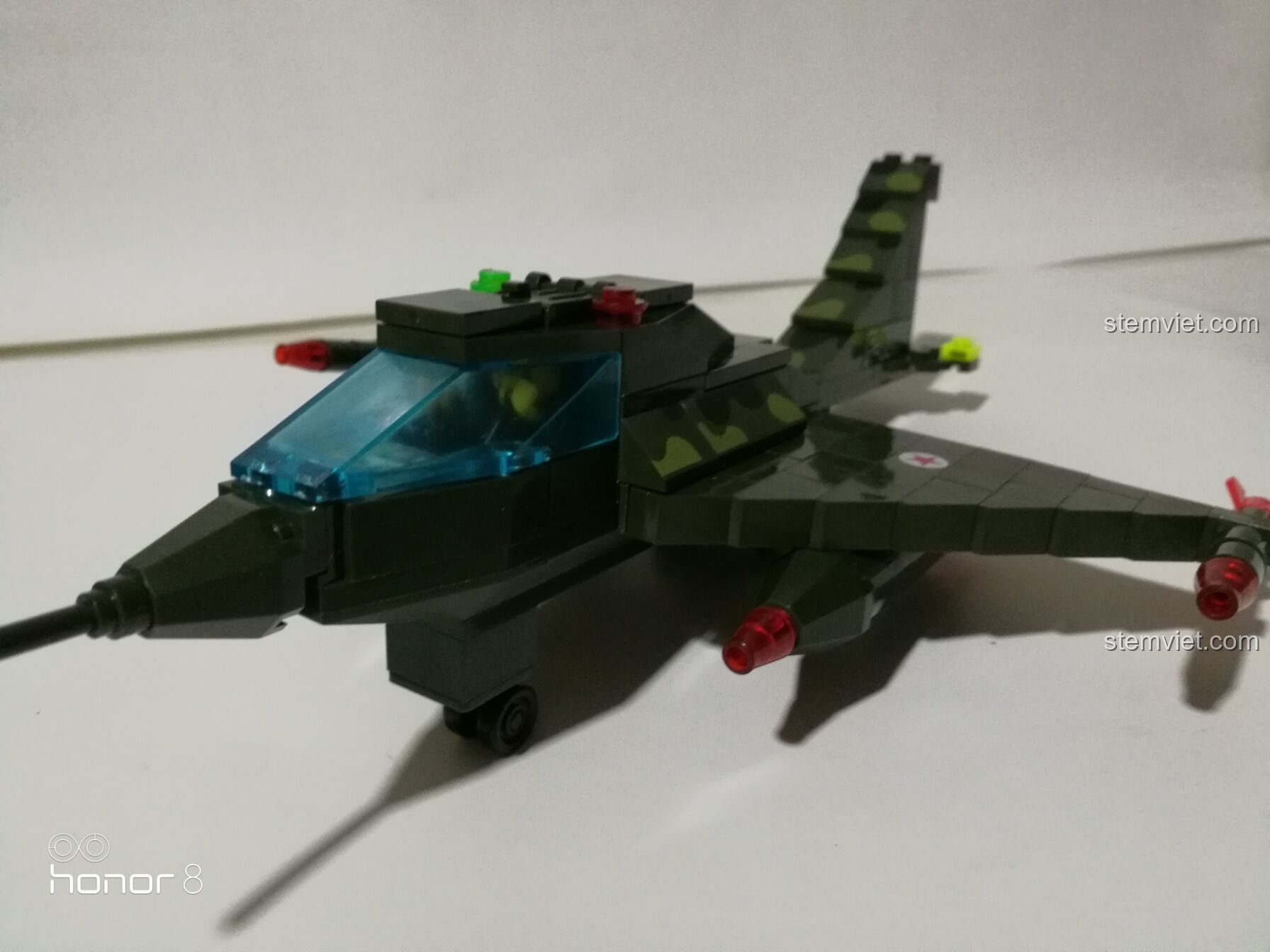 Mô hình hoàn chỉnh của máy bay chiến đấu Phantom từ bộ đồ chơi lắp ghép Enlighten 0275, sẵn sàng để trưng bày.