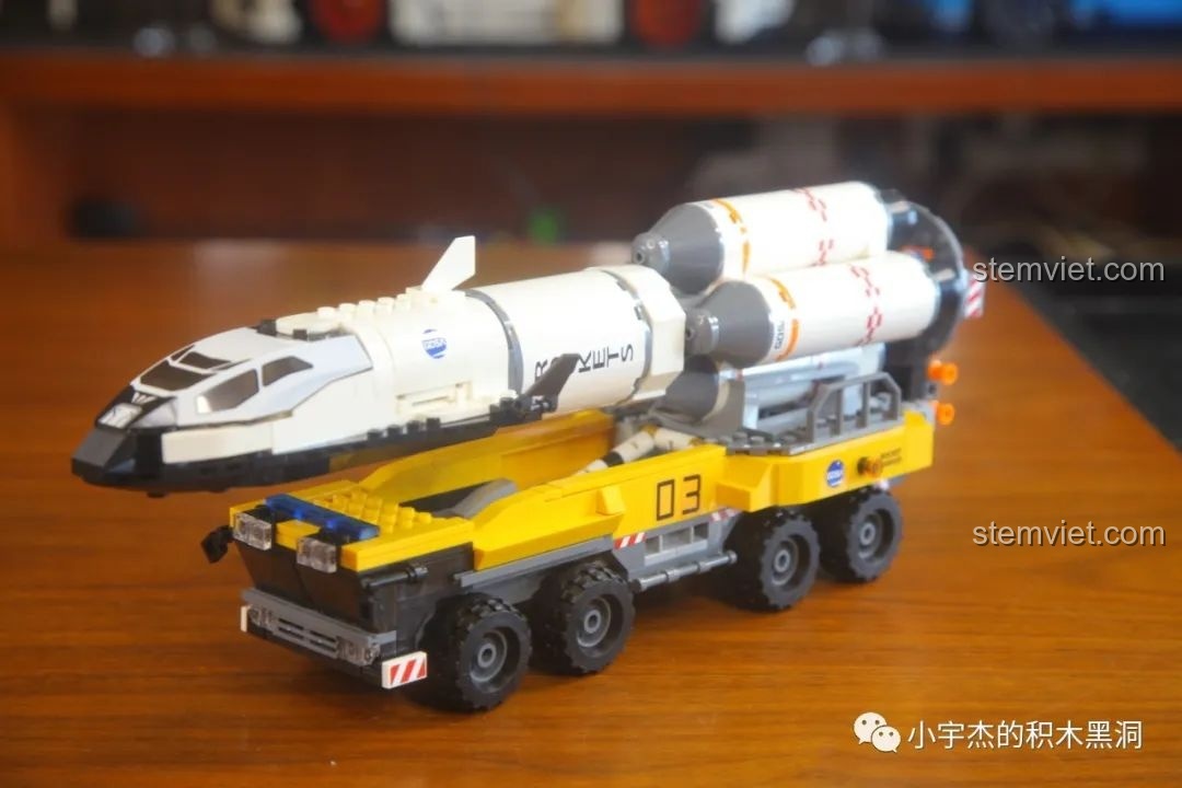 Góc nhìn từ trên cao của mô hình GUDI 10803 Xe Tải Chở Tên Lửa Hercules hoàn chỉnh.