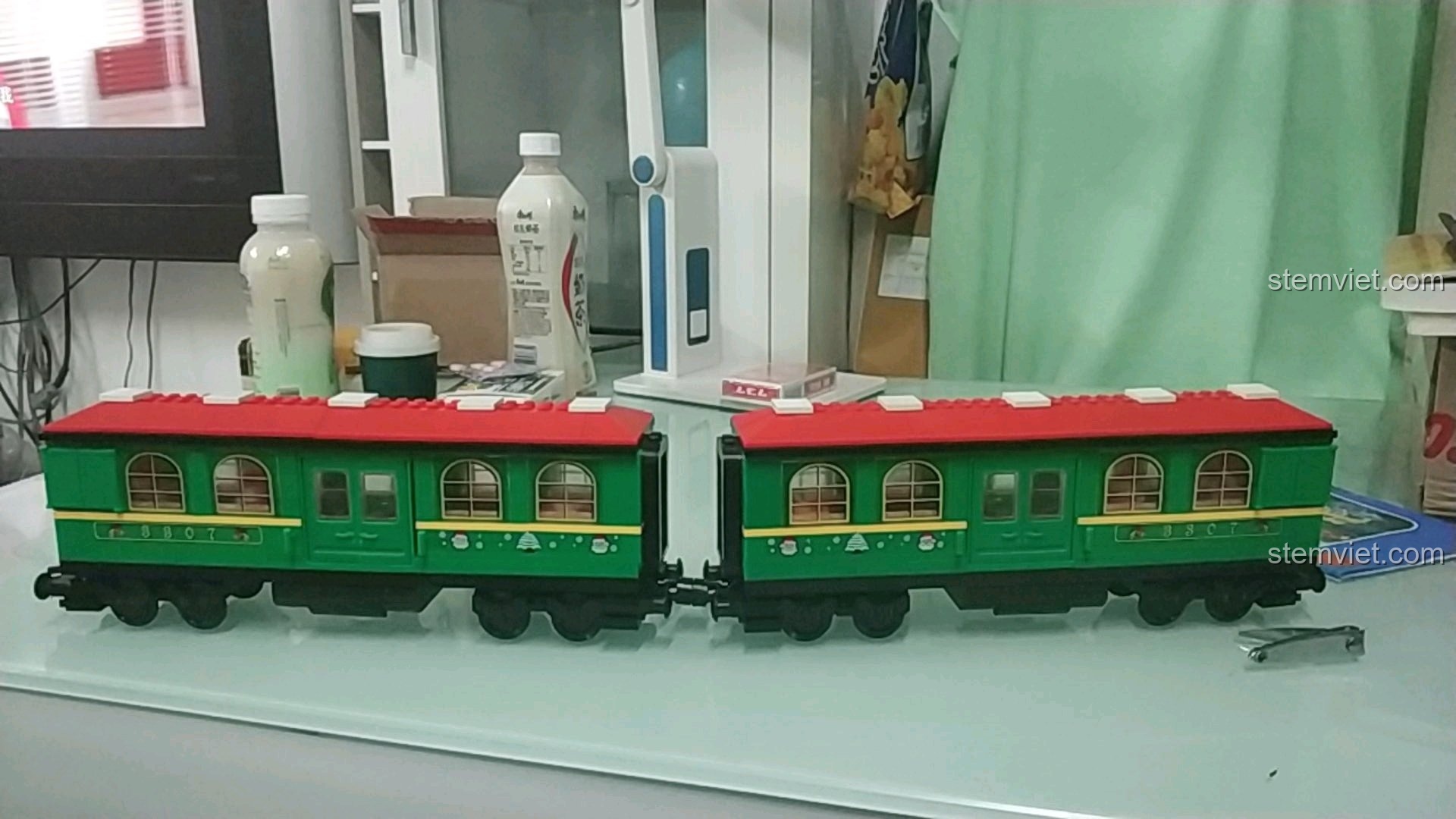 Thành phẩm cuối cùng: hai mô hình Toa tàu Giáng Sinh Vui Vẻ Enlighten 626 được lắp ráp hoàn chỉnh.
