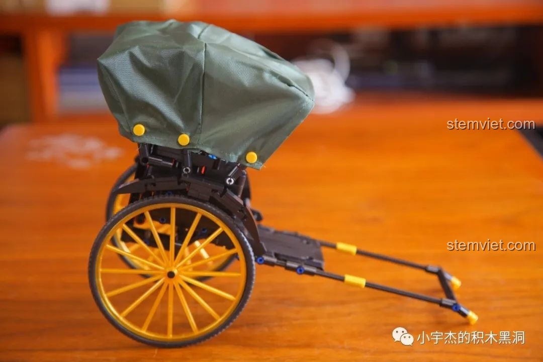 Mô hình Xe Kéo Tay Thượng Hải Cổ 50014 hoàn chỉnh với mui vải màu xanh, nhìn từ góc nghiêng.