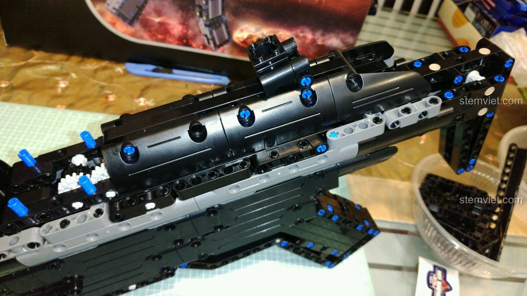 Thành phẩm hoàn chỉnh của mô hình súng MP5 huyền thoại trong game cho con trai trên 8 tuổi, nhìn từ góc nghiêng.