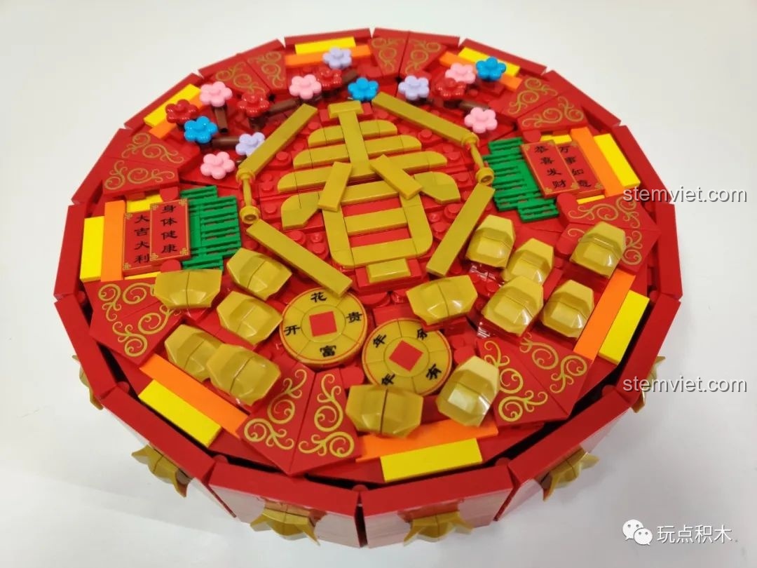 Thành phẩm bộ lắp ghép Hộp đựng mứt Tết WOMA C.9122 với nắp đậy hoàn chỉnh, nhìn từ trên.