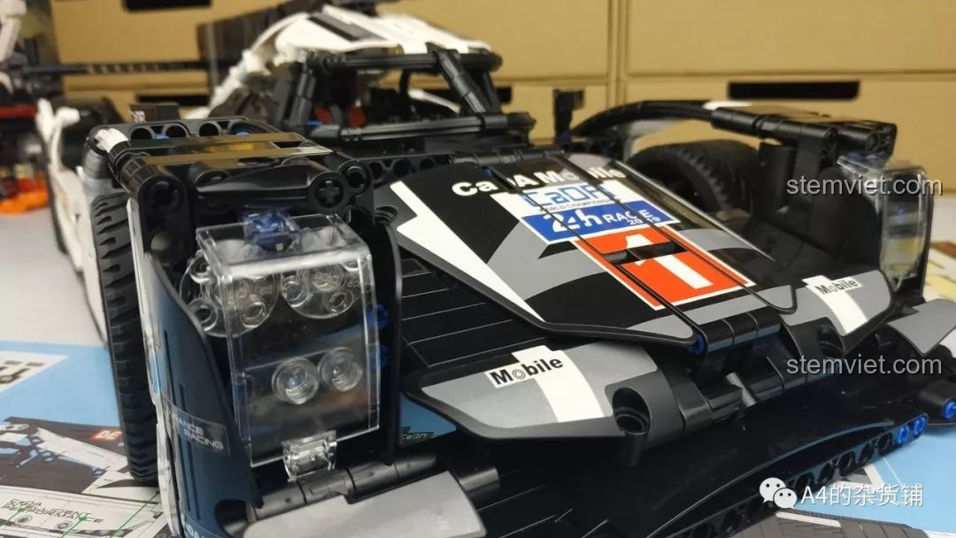 Mô hình xe đua CaDA C61016 Porsche 919 Hybrid hoàn thiện được đặt trên nền sỏi, trông rất thực tế.