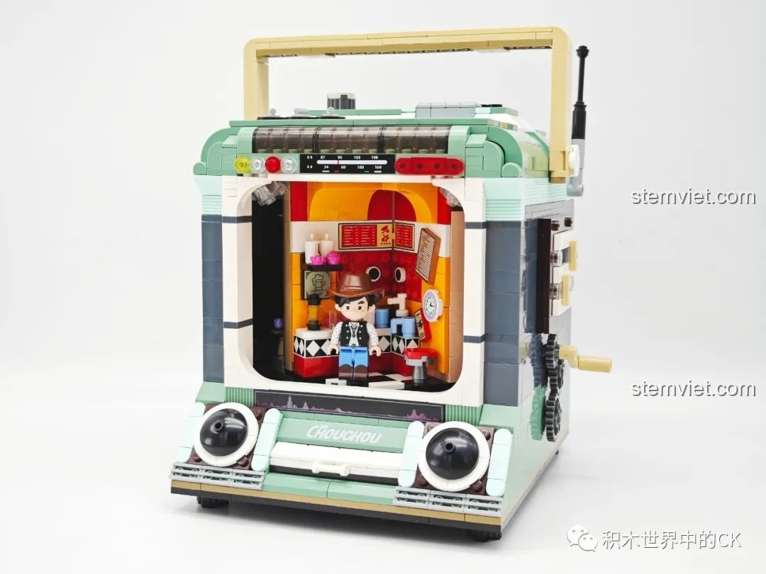 Mô hình Keeppley DZ0157 hoàn thiện nhìn từ góc chính diện, khoe trọn vẻ đẹp retro và bối cảnh MV bên trong.