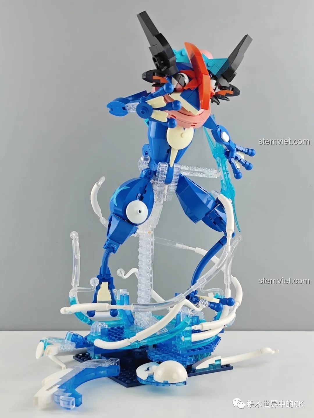 Thành phẩm bộ lắp ráp Keeppley K20215 Greninja của Ash nhìn từ phía trước, rất oai vệ và chi tiết.