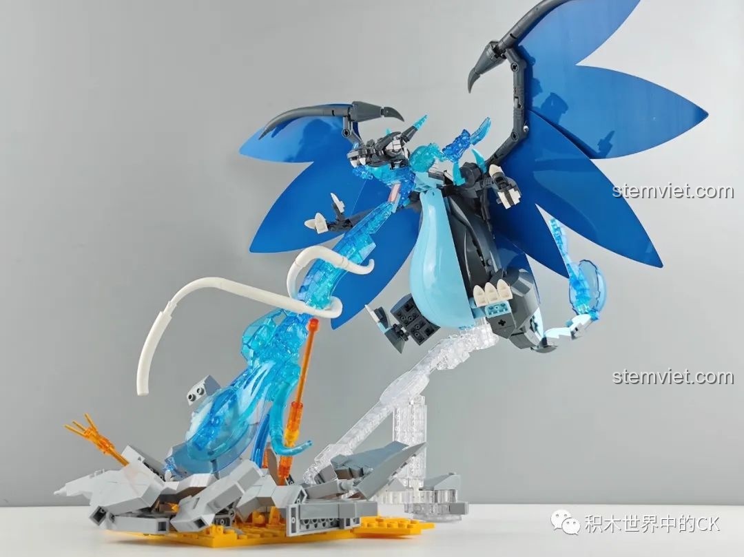 Thành phẩm bộ lắp ráp Keeppley K20216 Mega Charizard X, mô hình đang trong tư thế phun lửa dũng mãnh.