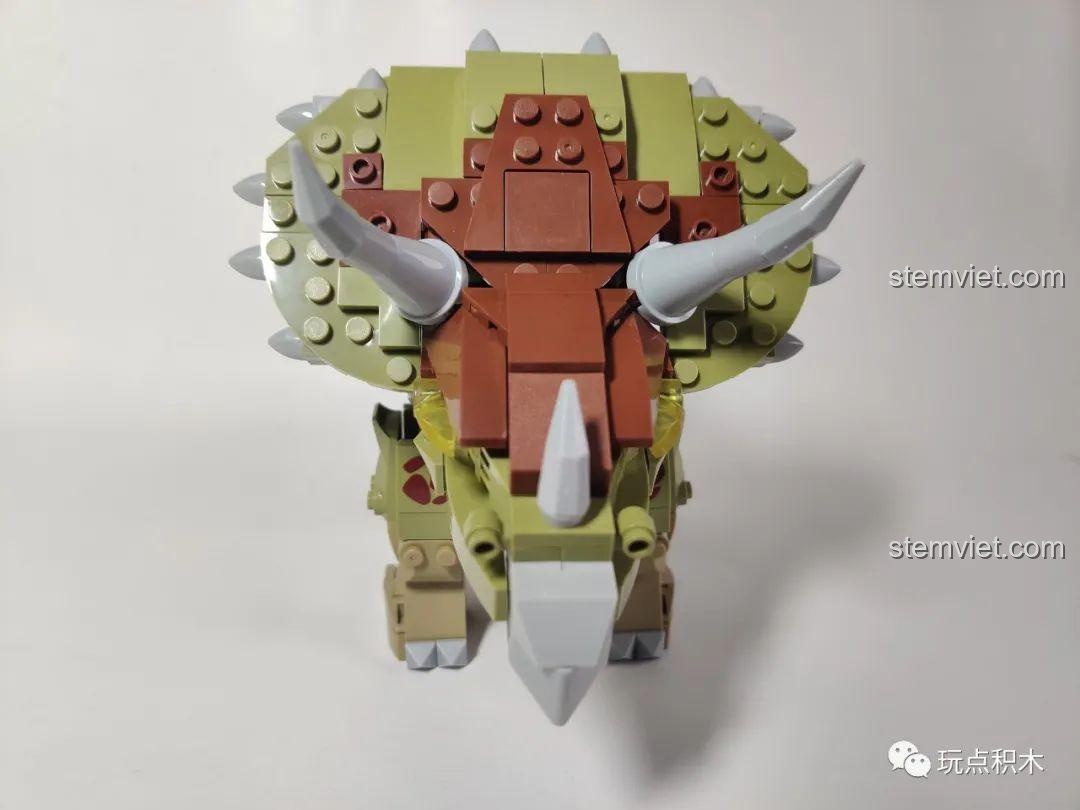 Mô hình khủng long ba sừng Triceratops WOMA C0451 hoàn chỉnh nhìn từ góc chính diện, vô cùng oai vệ và dũng mãnh.