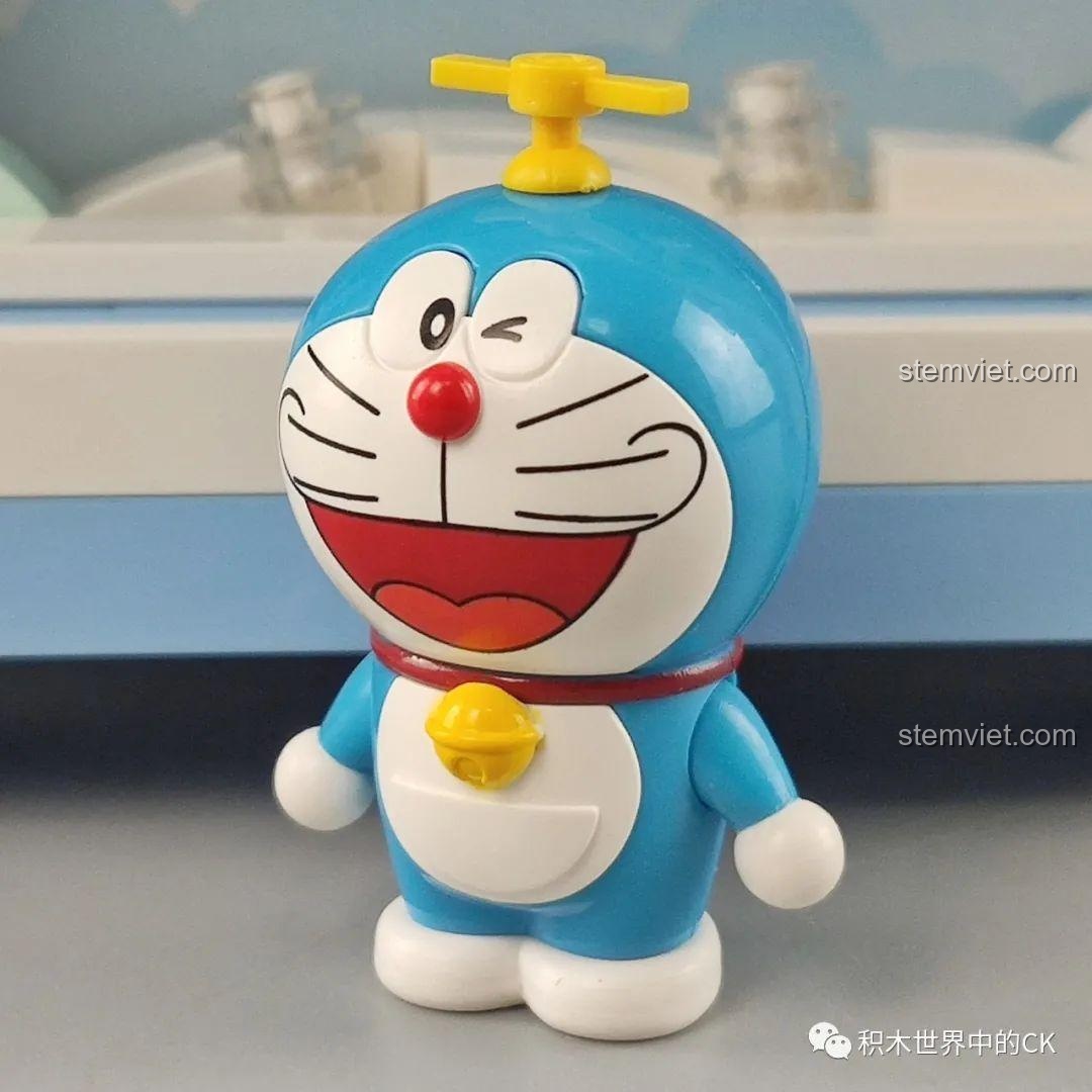 Mô hình Tivi Doraemon Keeppley K20408 hoàn chỉnh với hai nhân vật Doraemon và Dorami bên trong, sẵn sàng để trưng bày.